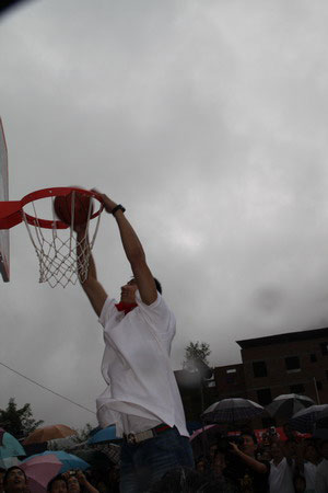 Yi Jianlian dunks at sports facility dedication