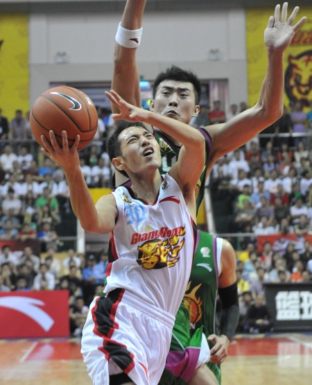 图文cba广东11178浙江史鸿飞在比赛中上篮