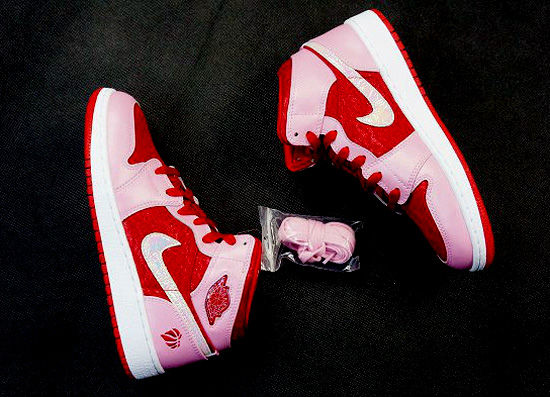 Air Jordan 1 Mid GS Valentine's Day 2013