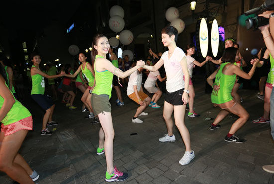  江疏影 领衔挑战10公里夜跑 耐克再掀夏夜运动