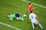 图文-[欧洲杯]希腊VS俄罗斯阿金费耶夫抱紧皮球