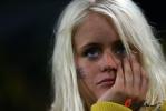 图文-瑞典球迷伤心球队无缘八强女支持者擦拭眼泪