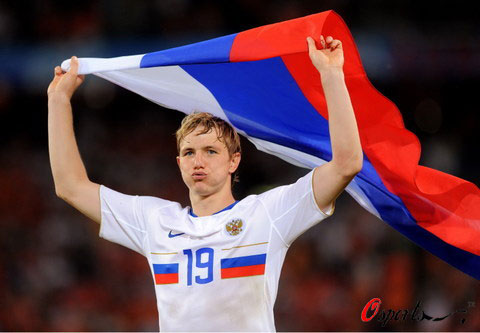 图文-[欧洲杯]荷兰1-3俄罗斯帕夫柳琴科挥舞国旗