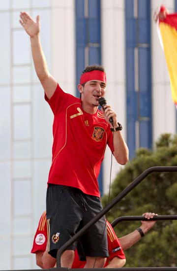 图文-西班牙队参加夺冠庆典最佳射手煽动球迷