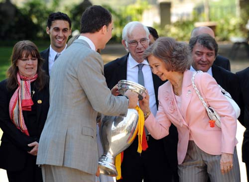 图文-西班牙王室接见欧洲杯冠军 女王和王子摸