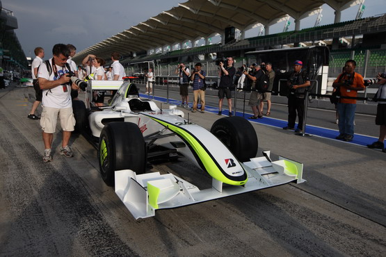 图文-F1车队备战马来西亚GP 最快赛车驾到_赛