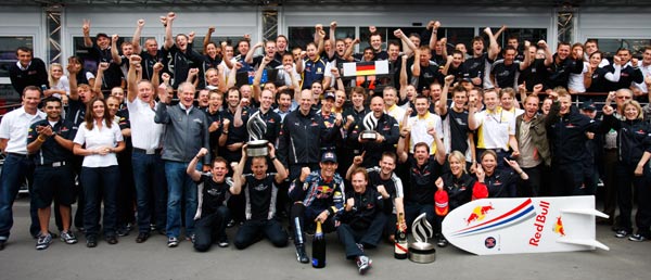 图文-F1德国站正式比赛红牛车队庆祝韦伯首夺冠军