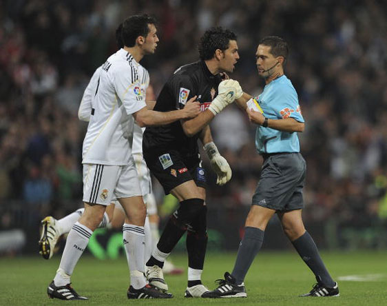 对手称裁判睁眼瞎欺软怕硬范德法特承认进球前