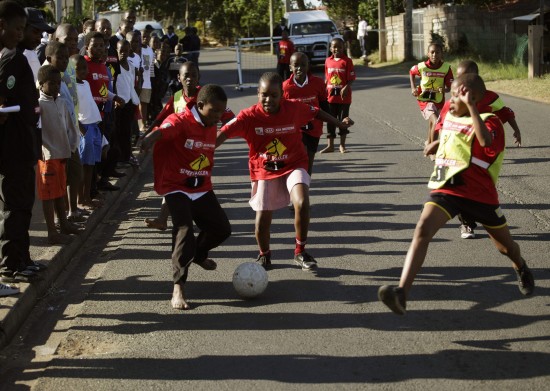 图文南非儿童放飞足球梦想当地儿童街道上踢足