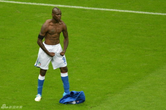 巴洛特利调侃脱衣庆祝吃黄牌:裁判嫉妒我的身