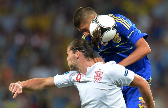 图文-[欧洲杯]英格兰VS乌克兰 卡罗尔与对手争