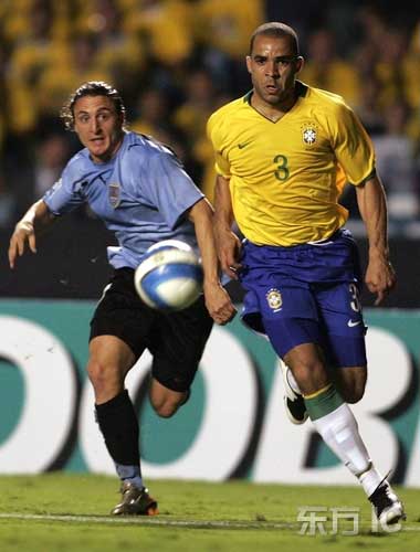 图文-南美区预选赛巴西vs乌拉圭 阿莱士突破防