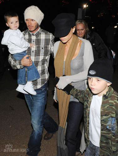 图文-贝克汉姆一家<em>溜冰</em>其乐融融 <em>辣妹</em>缠颈相拥