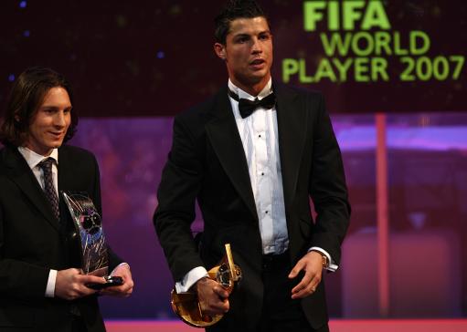 图文-卡卡荣膺FIFA世界足球先生奖杯又被换回来了