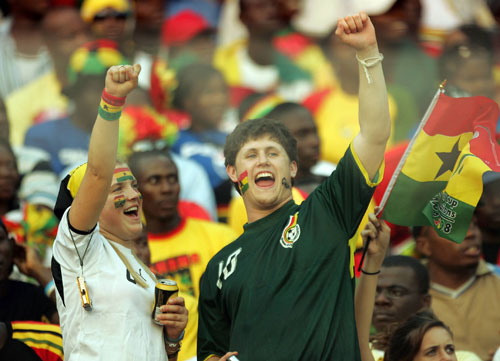图文-2008非洲国家杯拉开帷幕 白人球迷助威_