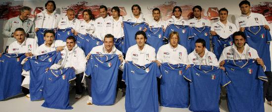 图文-意大利队展示国家队新队服 是球星更是帅