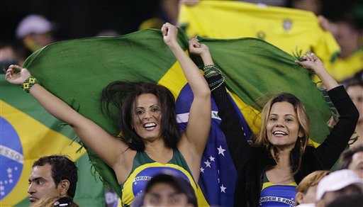图文-[热身赛]巴西vs委内瑞拉 巴西女球迷热情奔