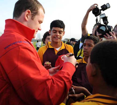 图文-曼联在南非与小球员互动 悉心为小球员签