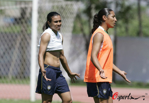 图文-世界足球小姐玛塔沈阳备战 训练场大胆暴