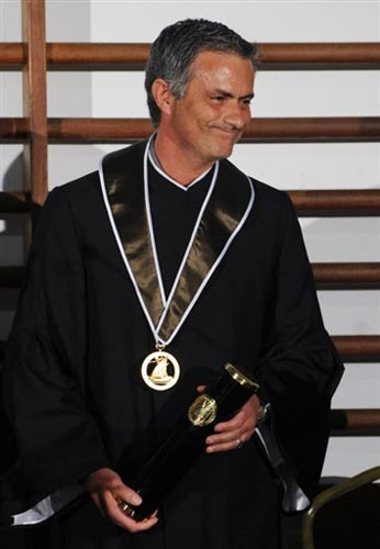 图文-穆里尼奥回母校接受荣誉学位 情不自禁微