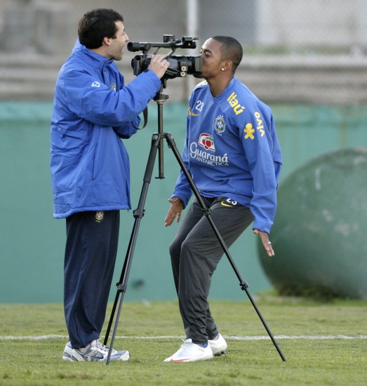 图文-巴西备战世界杯预选赛 罗比尼奥亲吻摄像