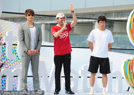 图文-首尔慈善赛朴智星与RAIN开球 RAIN一身