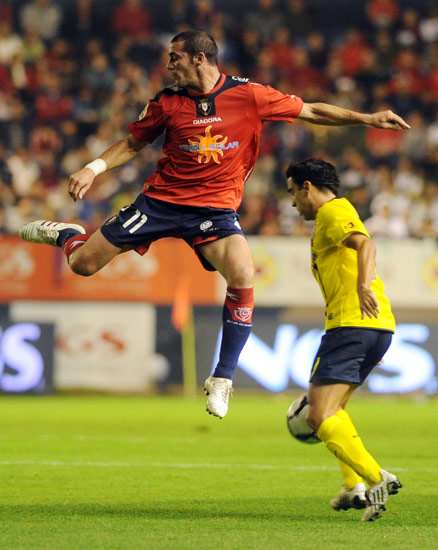 图文-[西甲]奥萨苏纳vs巴塞罗那 哈维轻松骗对方