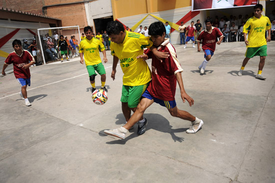 图文-秘鲁监狱举办囚犯世界杯赛 东道主南非