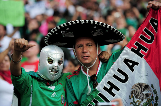 图文-[热身赛]英格兰VS墨西哥 草帽面具都是特