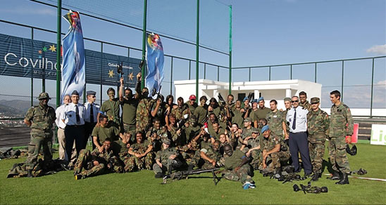 图文-葡萄牙国家队接受空军强化训练 球员和教