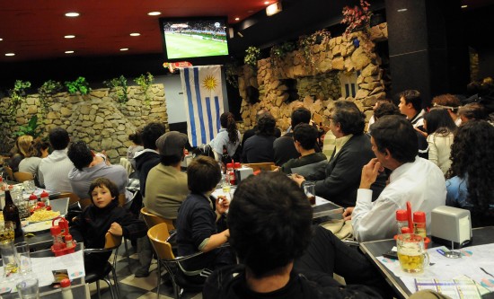 图文-乌拉圭球迷观看世界杯 大家全神贯注比赛