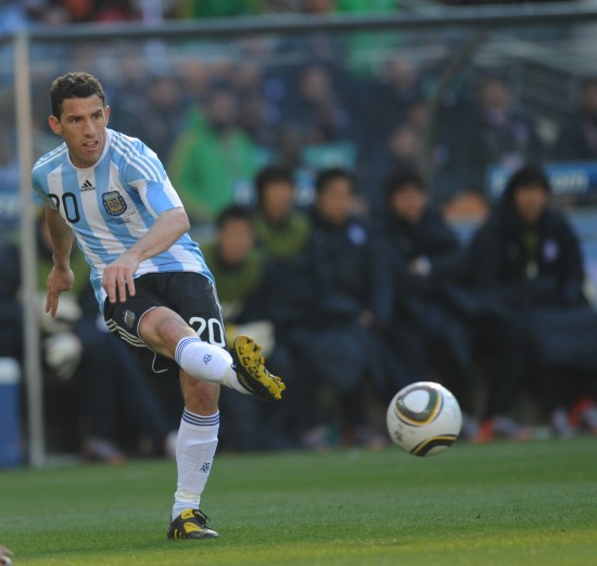图集 正文    6月17日,阿根廷队球员马克西-罗德里格斯在比赛中传球