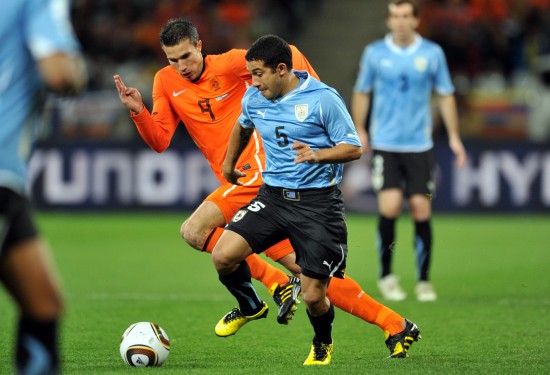 图文-[半决赛]乌拉圭VS荷兰 范佩西比赛中拼抢