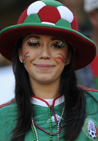 图文-世界杯美女与足球共舞 墨西哥队女球迷_