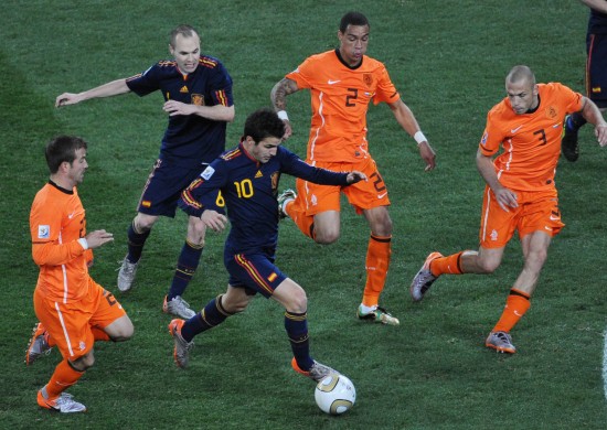 图文-[决赛]荷兰0-1西班牙 法布雷加斯带球突破