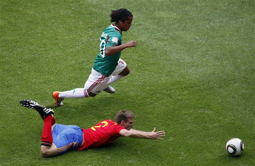 图文-[热身赛]墨西哥vs西班牙 多斯桑托斯飞身一