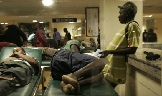 图文-肯尼亚足球赛发生踩踏事件 受伤人员太多