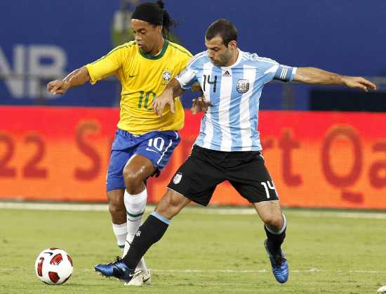 图文-[友谊赛]巴西VS阿根廷 小罗不减当年力拼