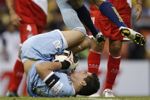 图文-2011年南美解放者杯 护球最重要_国际足