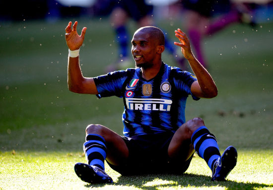 图文-[意甲]国际米兰VS切沃 埃托奥坐在地上乐