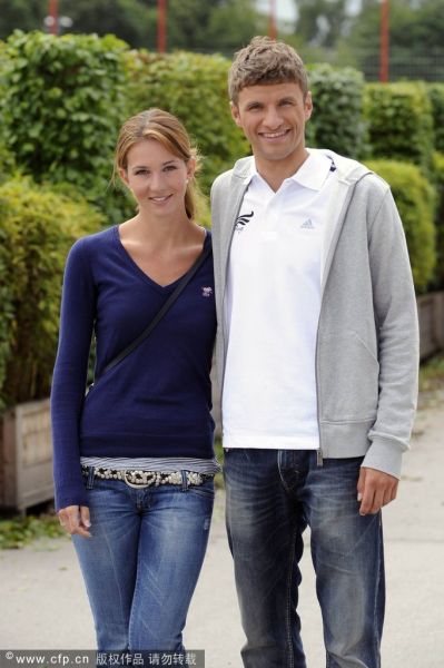 图文-穆勒携手娇妻做慈善关爱儿童 超有爱心的