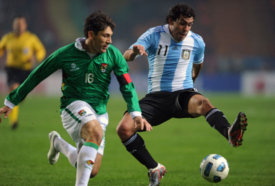 图文-[美洲杯]阿根廷VS玻利维亚 特维斯护球过