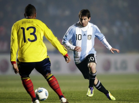 图文-美洲杯阿根廷0-0哥伦比亚 梅西运球突破防