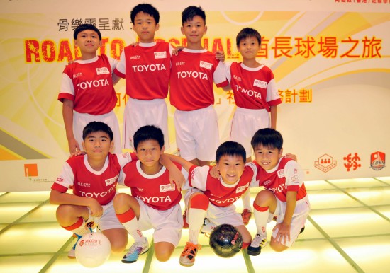 图文-香港将派小孩赴阿森纳集训 小球员们合影