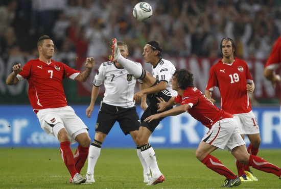 图文-欧预赛德国6-2奥地利 厄齐尔在比赛中拼抢