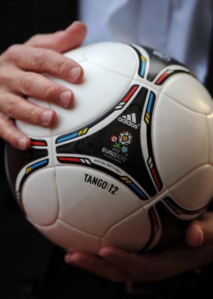图文-2012年欧洲杯比赛用球揭晓 新球手感不错