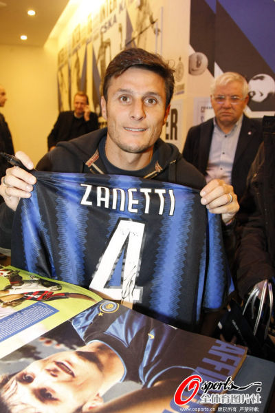 图文-萨内蒂签名发售纪念画册 展示蓝黑战袍_