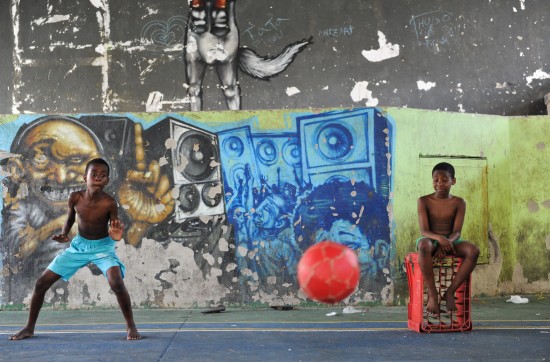 图文-贫民窟里的足球梦 巴西贫民窟孩子在室内