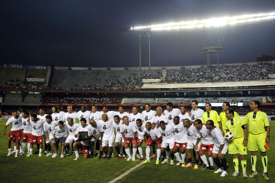 图文-巴西众球星参加慈善足球赛 参赛者合影