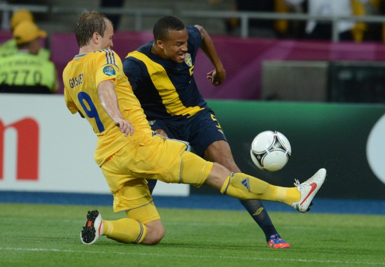 图文-[欧洲杯]乌克兰2-1瑞典 古谢夫阻断进攻_
